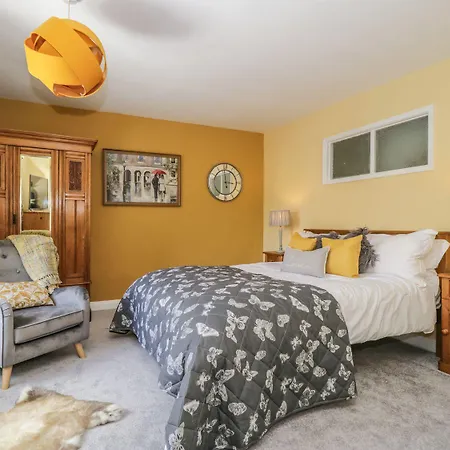 St Edmunds House Дом отдыха *